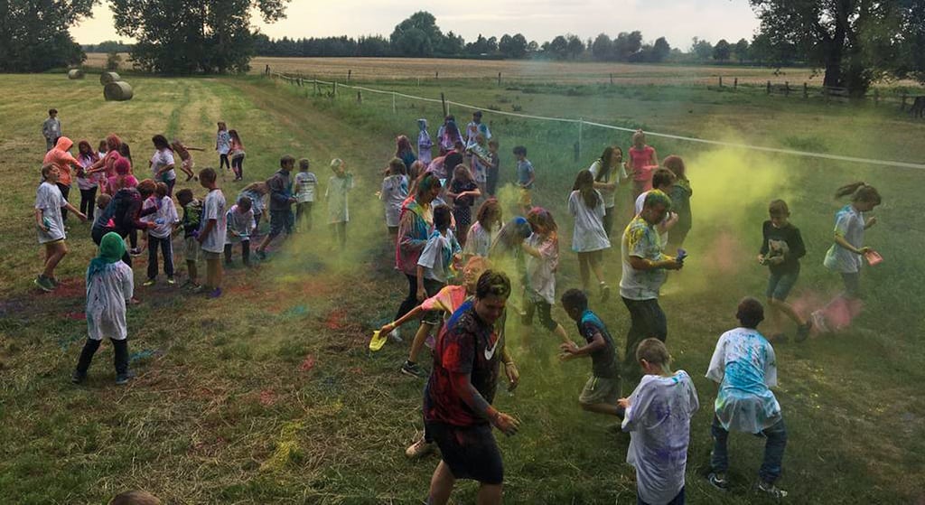 Einer der Höhepunkte beim täglichen Ferientreff in Eilsleben: die Farbenschlacht bei der so genannten Holiparty im Grünen.