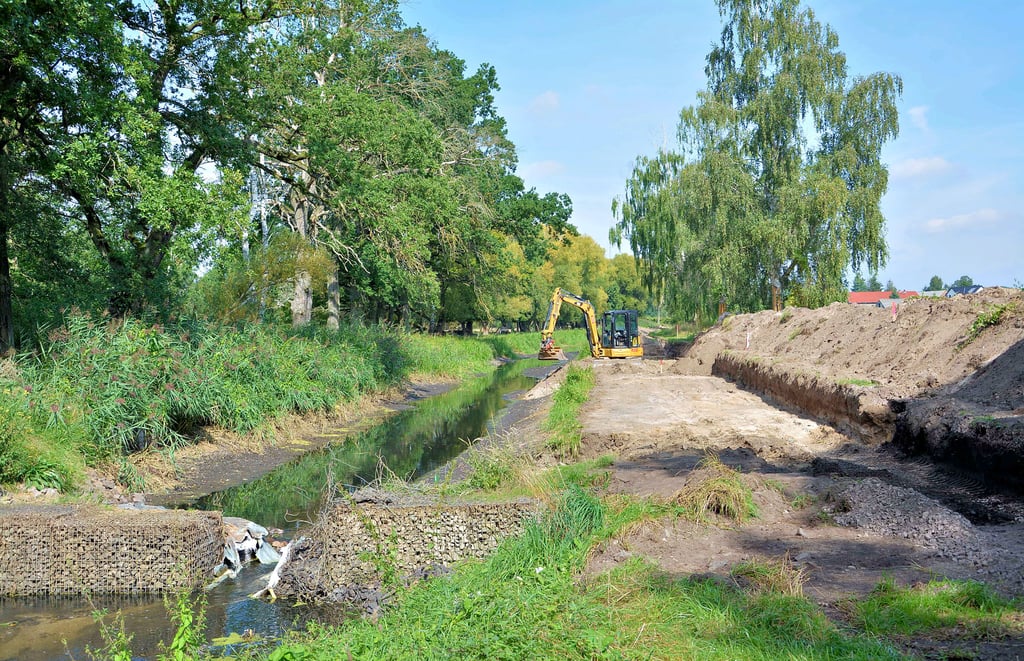 An der Ohre bei Jahrstedt haben die Arbeiten zum Bau der neuen Stauanlage begonnen. Die alte Schleuse war am 18. März 2018 eingestürzt. Gabionen dienen seit Mai 2018 als Provisorium. Direkt daneben entsteht eine Fischtreppe, 45 Meter lang und 3,35 Meter breit.