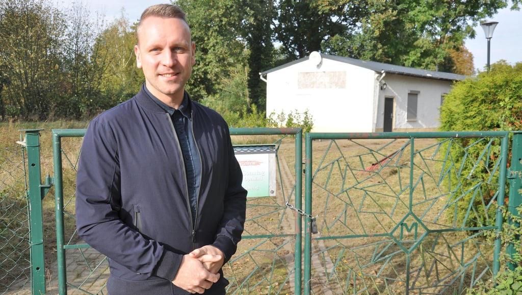 Dennis Kathke vor dem Biesecafé. Das frühere Ausflugslokal würde sich als Vereinshaus eignen, glaubt der OCG-Chef.