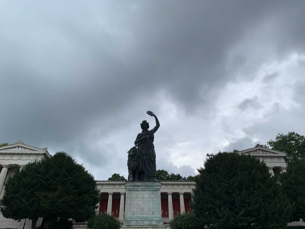 Unter der Bavaria an der Theresienwiese in München wollen Demonstranten ein Protestcamp aufbauen.