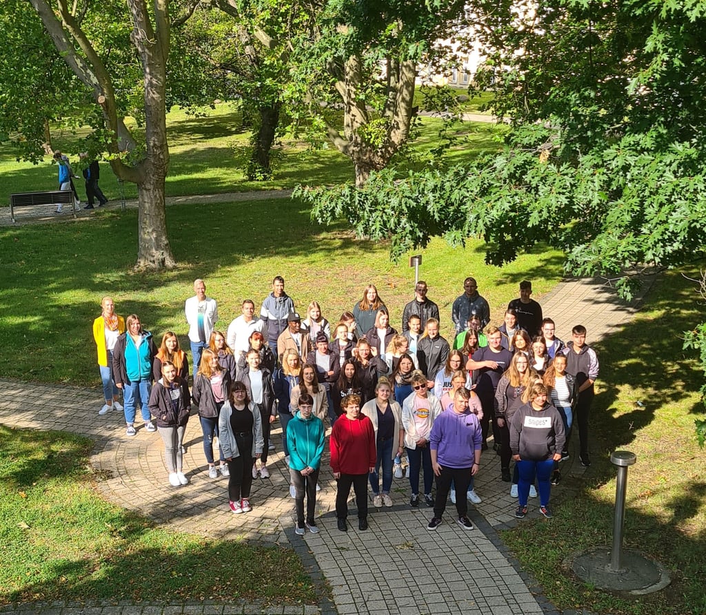 51 junge Leute haben die Ausbildung in der Pflege begonnen. Bei guten Leistungen werden sie übernommen.