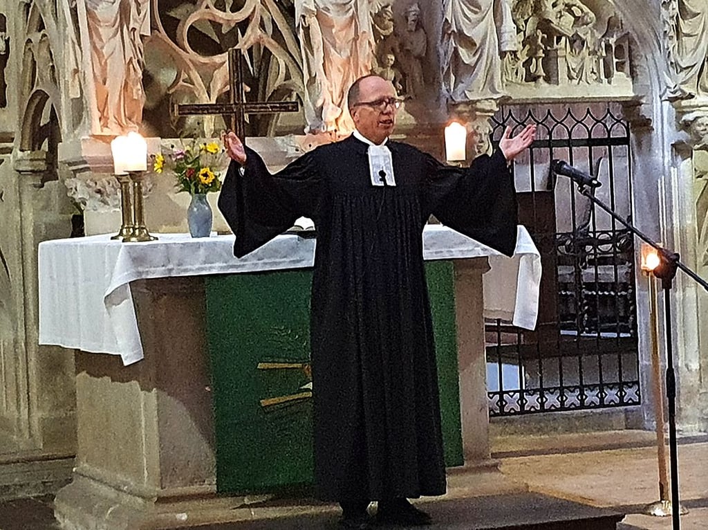 Pfarrer Teja Begrich segnet die Gottesdienstbesucher im Havelberger Dom.