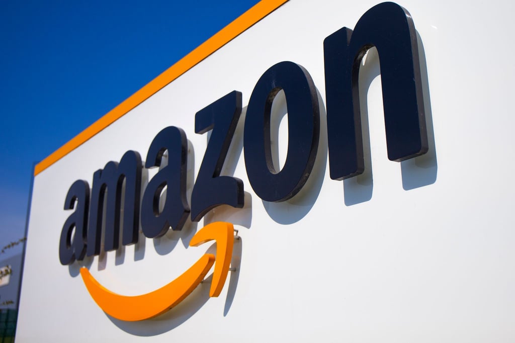 Das Amazon-Logo hängt an einem Gebäude.