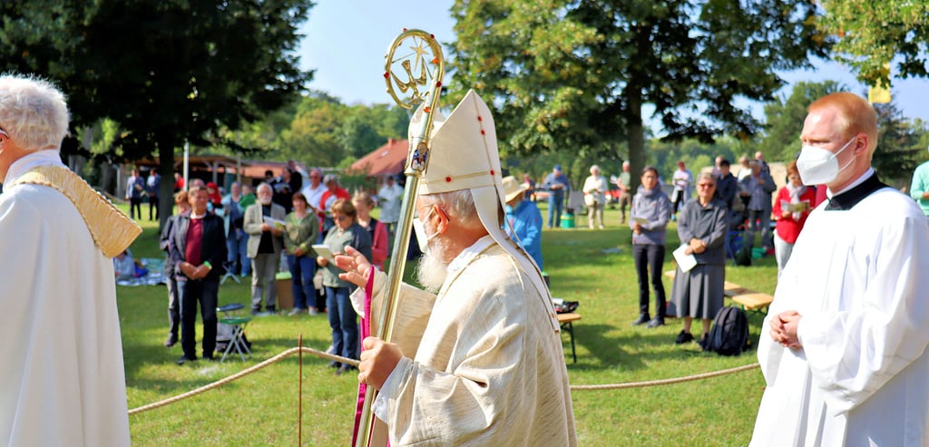 Bistumswallfahrt 2021 auf der Huysburg. Wo sich in den Vorjahren Hunderte Christen auf der Wallfahrtswiese gedrängelt hatten, war diesmal genügend Platz für die etwa 300 Besucher, um die geforderten Corona-Abstände gut einhalten zu können. Bischof Gerhard Feige trug eine Maske, war aber am Bischofsstab und seiner Mütze gut zu erkennen.