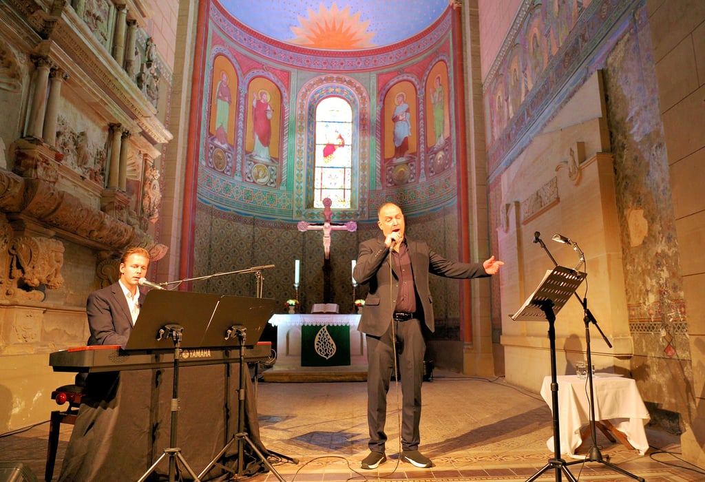 Himmelslieder vor himmlischer Kulisse: Tenor Björn Casapietra versetzte das Publikum in der Hecklinger Basilika gemeinsam mit seinem Pianisten Mark Forster in Verzückung.