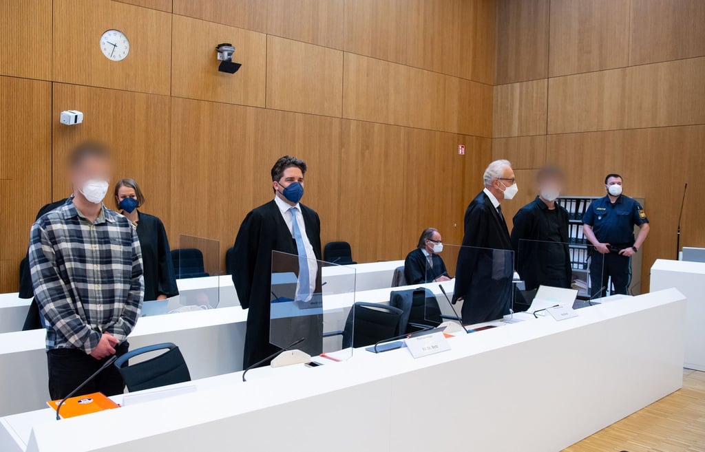 Im Prozess um den mutmaßlichen Dreifachmord in Starnberg erhebt die Verteidigung eines der beiden Angeklagten Foltervorwürfe gegen die Ermittler.