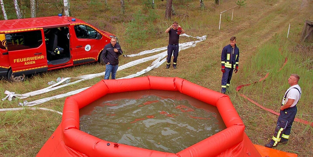 Der 15.000 Liter Wasser fassende Löschwasserbehälter kam bei der Übung der Feuerwehren der Stadt Annaburg in der Heide zum Einsatz.