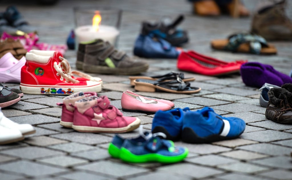 Bei einer Schweigeaktion für die „Kinder von Lügde“ stehen Kinderschuhe auf dem Boden.