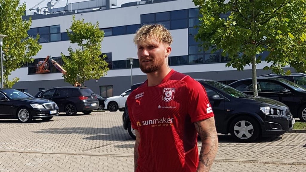 Jan Löhmannsröben auf dem Weg zum ersten Training beim Halleschen FC.