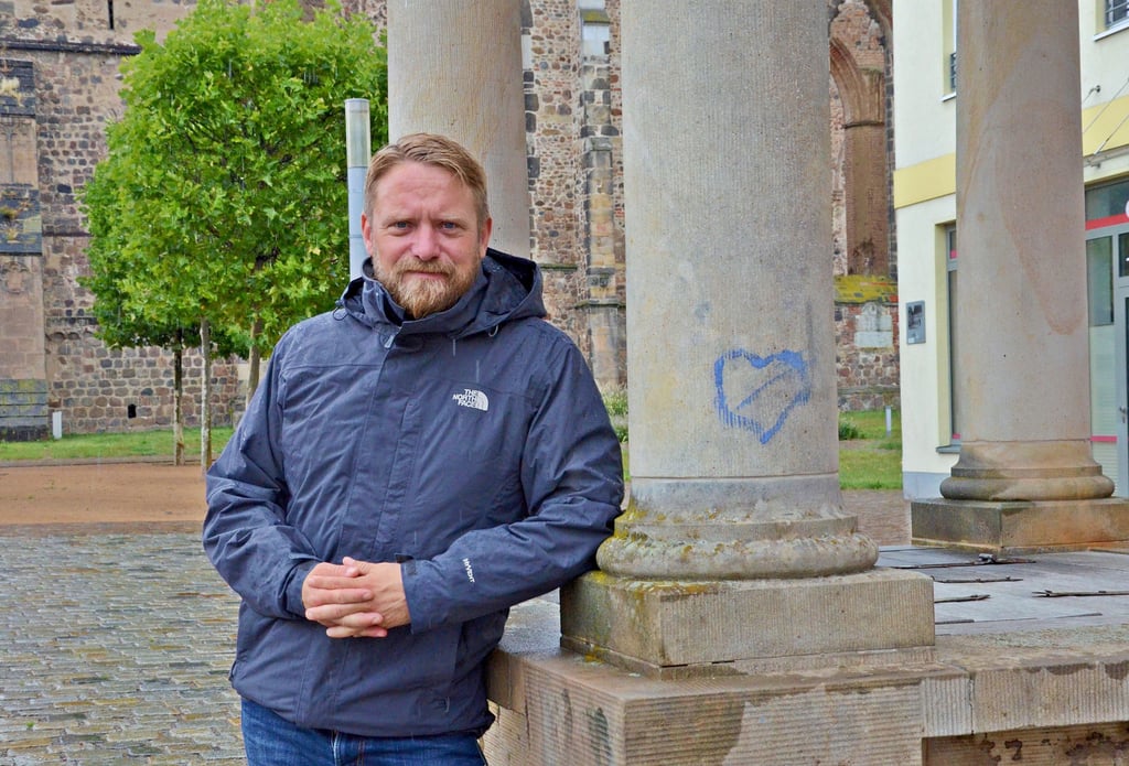 Der Linke-Bundestagsabgeordnete Jan Korte kandidiert am 26. September erneut. Das Bild zeigt ihn am Toscanischen Brunnen auf dem Zerbster Markt.