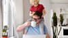 Ein Vater arbeitet im Home-Office.