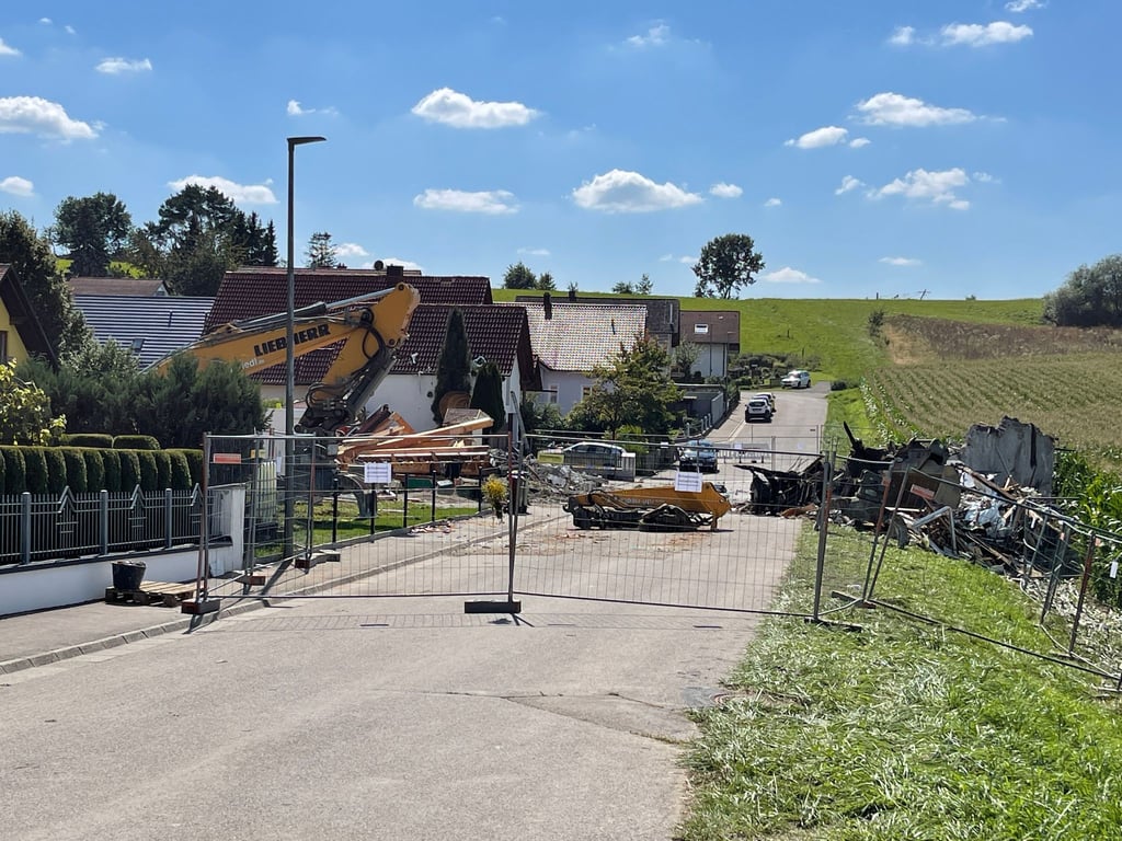 Zwischen der Explosion einer Doppelhaushälfte in Bayern am Donnerstag und einem Brand in einer leerstehenden Wohnung in Sachsen vermuten die Ermittler einen Zusammenhang.