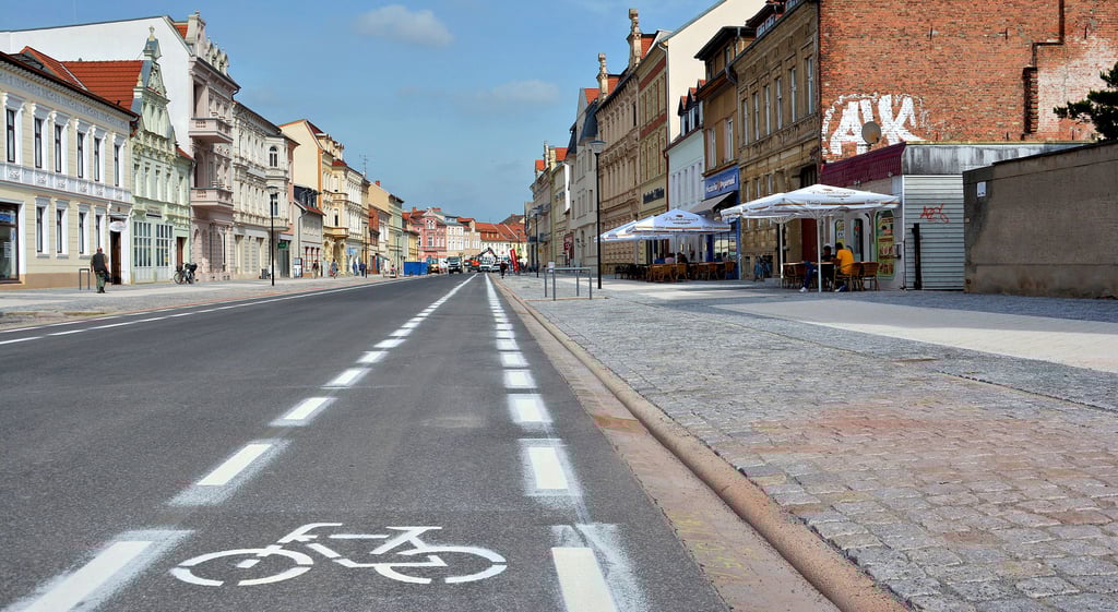 Auf beiden Fahrbahnseiten des Schadewachtens, hier der Blick in Richtung Stendaler Sperlingsberg, gibt es markierte Fahrradschutzstreifen.