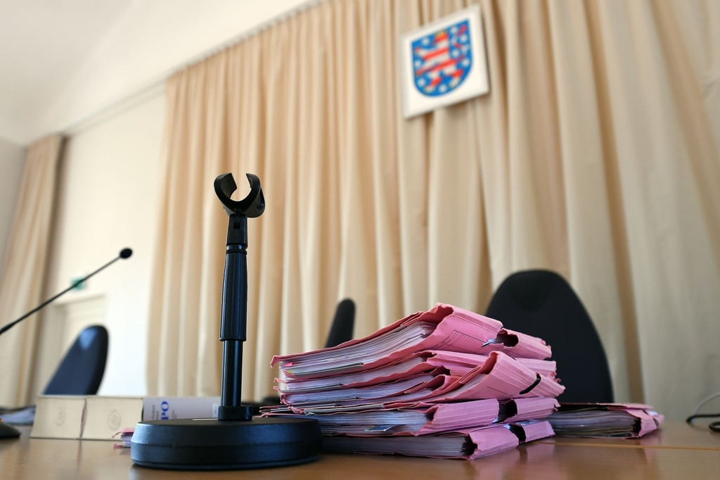 Akten liegen zum Prozessauftakt im Landgericht auf einem Tisch.