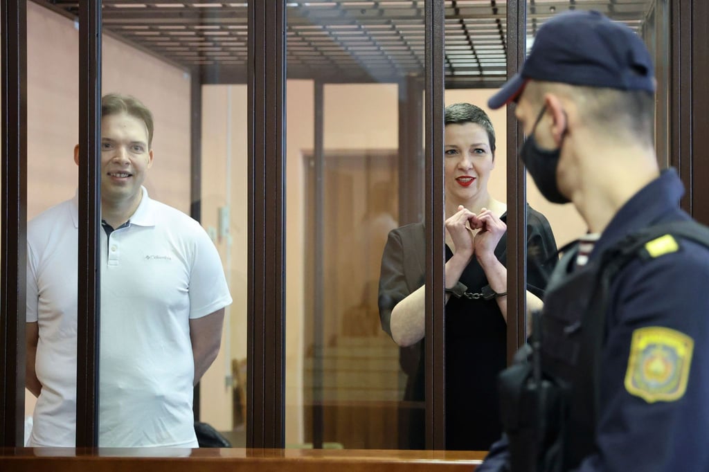 Maria Kolesnikowa und der Anwalt Maxim Snak (l) im Gerichtssaal in Minsk.