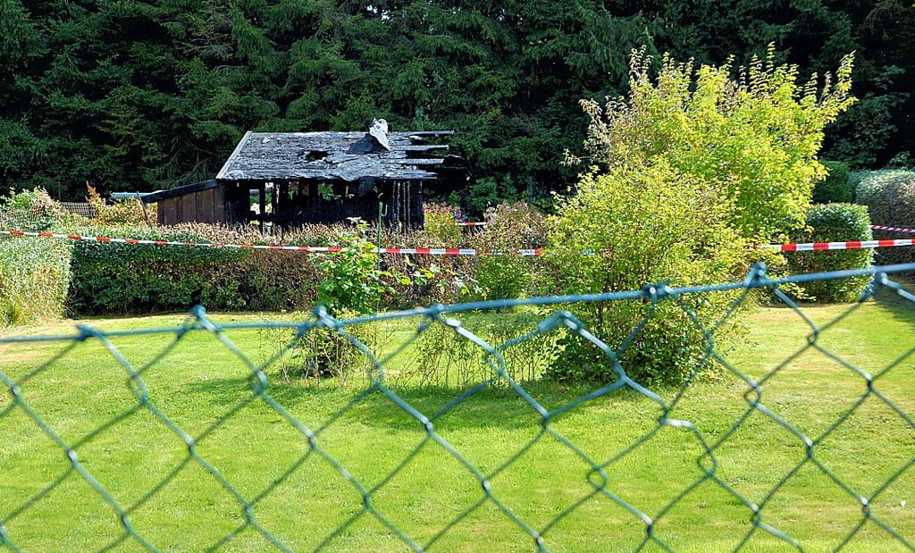 Die Gartenlaube in einer Kleingartenanlage in Hasselfelde ist ausgebrannt. Der Brandort wurde am Dienstag untersucht.