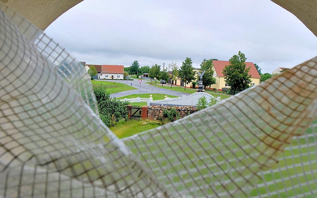 Ein Blick über die angebrachten Folien hinweg auf den Ort. Die Planen sorgen dafür, dass der Regen nicht in das Kircheninnere eindringt.