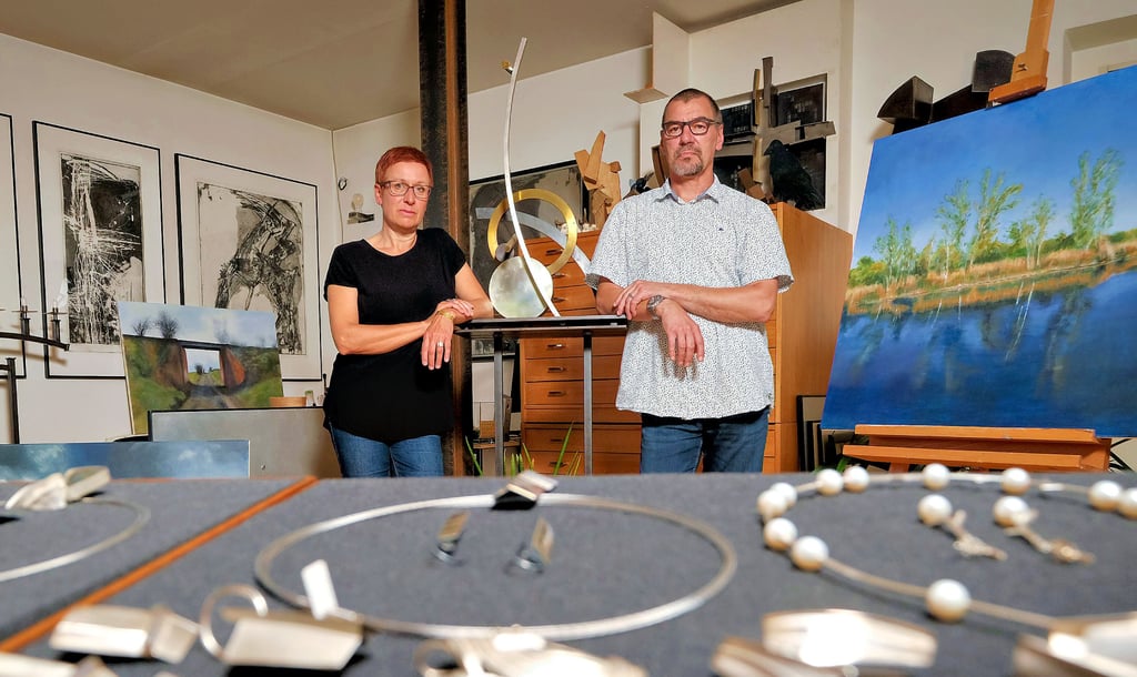 Die Künstlerin Yvonne Galley-Knappe und ihr Mann Friedemann Knappe, ebenfalls Künstler, leben und arbeiten zusammen in Lieskau. Sie fertigt Schmuck, er malt und stellt Skulpturen her.