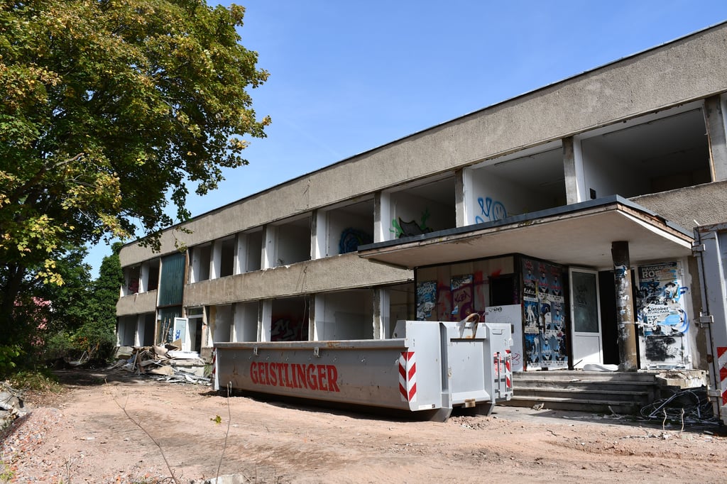 Das frühere Uni-Gebäude an der Stresemannstraße in der Magdeburger Innenstadt wird abgerissen.