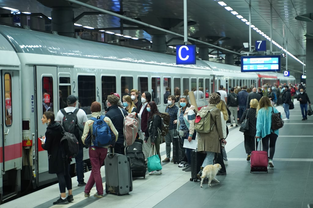 Nach dem fünftägigen Bahnstreik läuft der Zugverkehr am Dienstag wieder an.