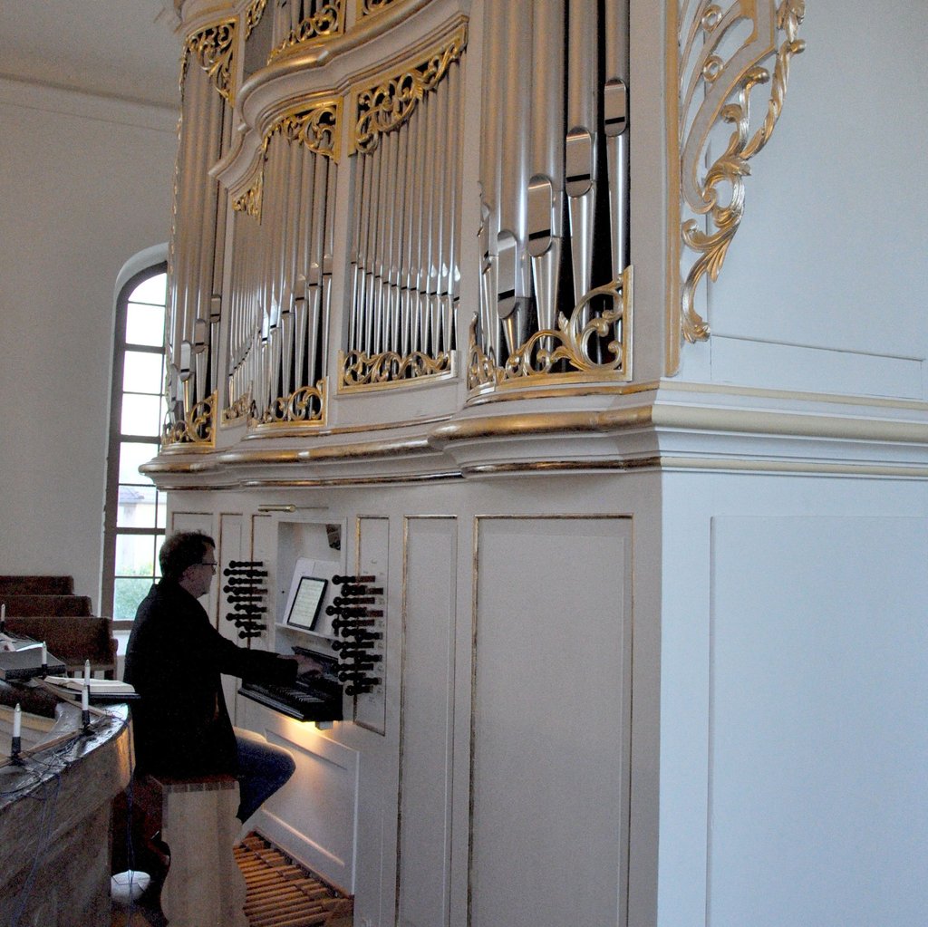 Thorsten Fabrizi an der Tucheimer Kirchenorgel.