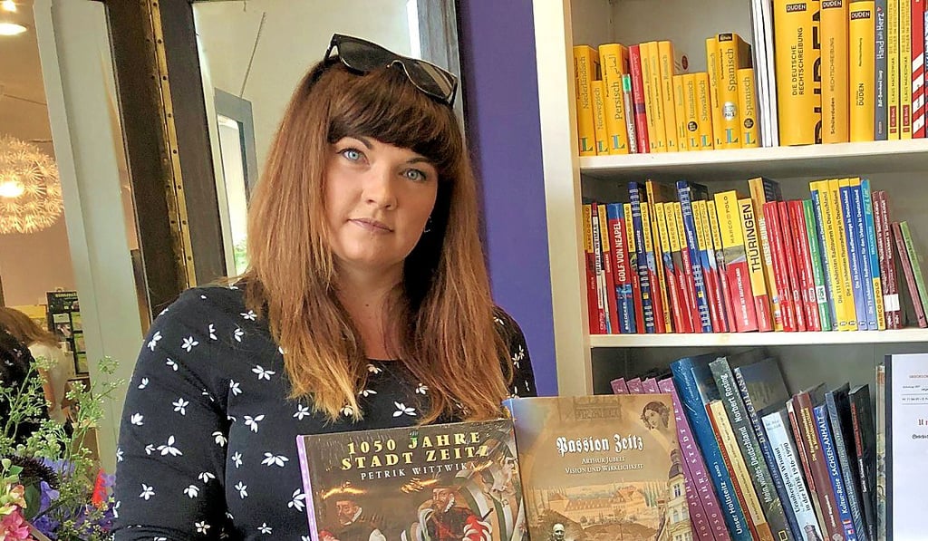 Zeitz-Bücher: Sabine Mehland, Inhaberin der Gutenberg-Buchhandlung, empfiehlt sie Gästen gern.