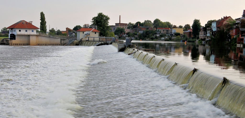 Die Saale rauscht bei Calbe über das Wehr.