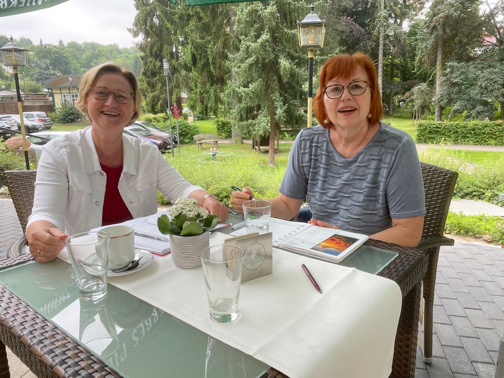 Melanie Albrecht (l.) vom Hotel "Güldene Berge" und Bärbel Schmuck bei der Vorbereitung der Verkaufs- un d Kunstmesse "Gartenlust" im Herbst 2021