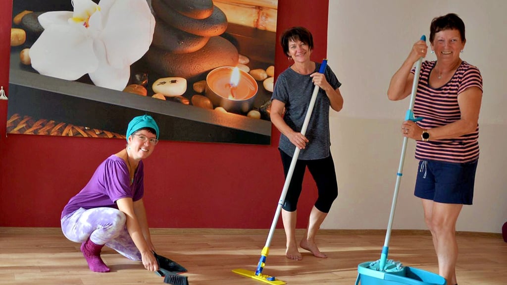 Im November vergangenen Jahres schlossen sich coronabedingt die Türen des Yoga-Studios von Marlies Brosig (rechts) in Oebisfelde. Zehn Monate später werden sie wieder geöffnet. Doch vorher bringt sie mit Martina Stobinsky (links) und Renate Riebold die Räume auf Vordermann.
