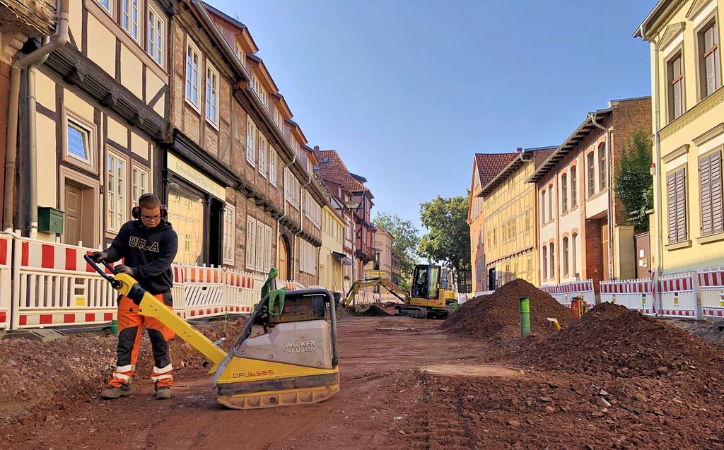 Im ersten Abschnitt sind Haupt- und Hausanschlussleitungen verlegt, hier wird das Erdreich schon wieder verdichtet.