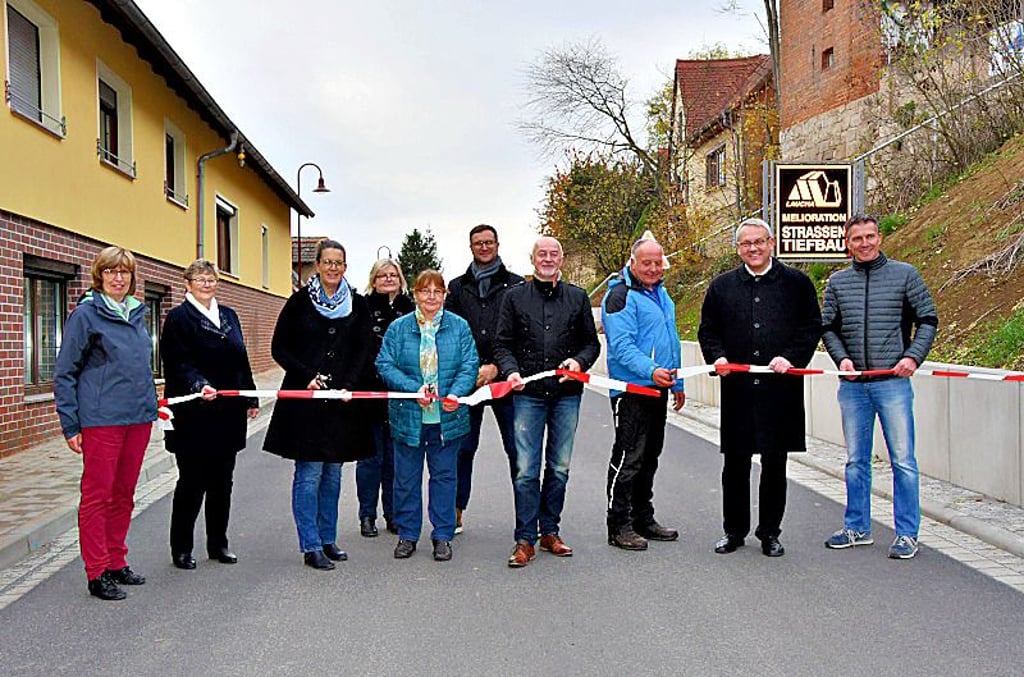 Großer Moment in Burgheßler: Nach umfassender Sanierung wird die Kreisstraße für den Verkehr freigegeben. Den Banddurchschnitt nimmt auch VG-An der Finne-Bürgermeisterin Monika Ludwig (3. v. l.) mit vor.