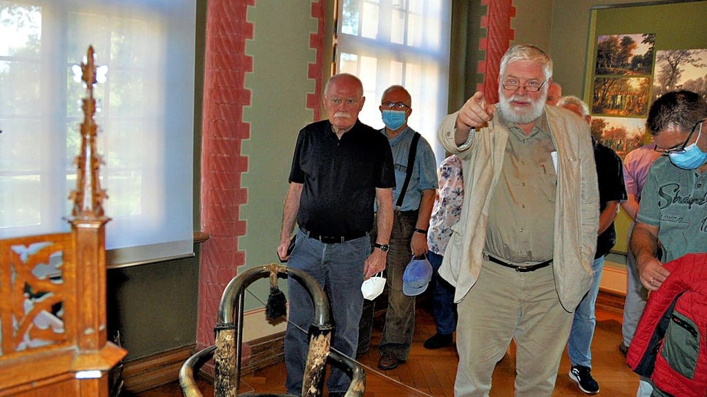 Professor Konrad Breitenborn von der Kulturstiftung ist besonders stolz auf den Schreibtisch (links) des preußischen Königs Friedrich Wilhelm IV., der im Juni ins Schloss zurückkehrte.
