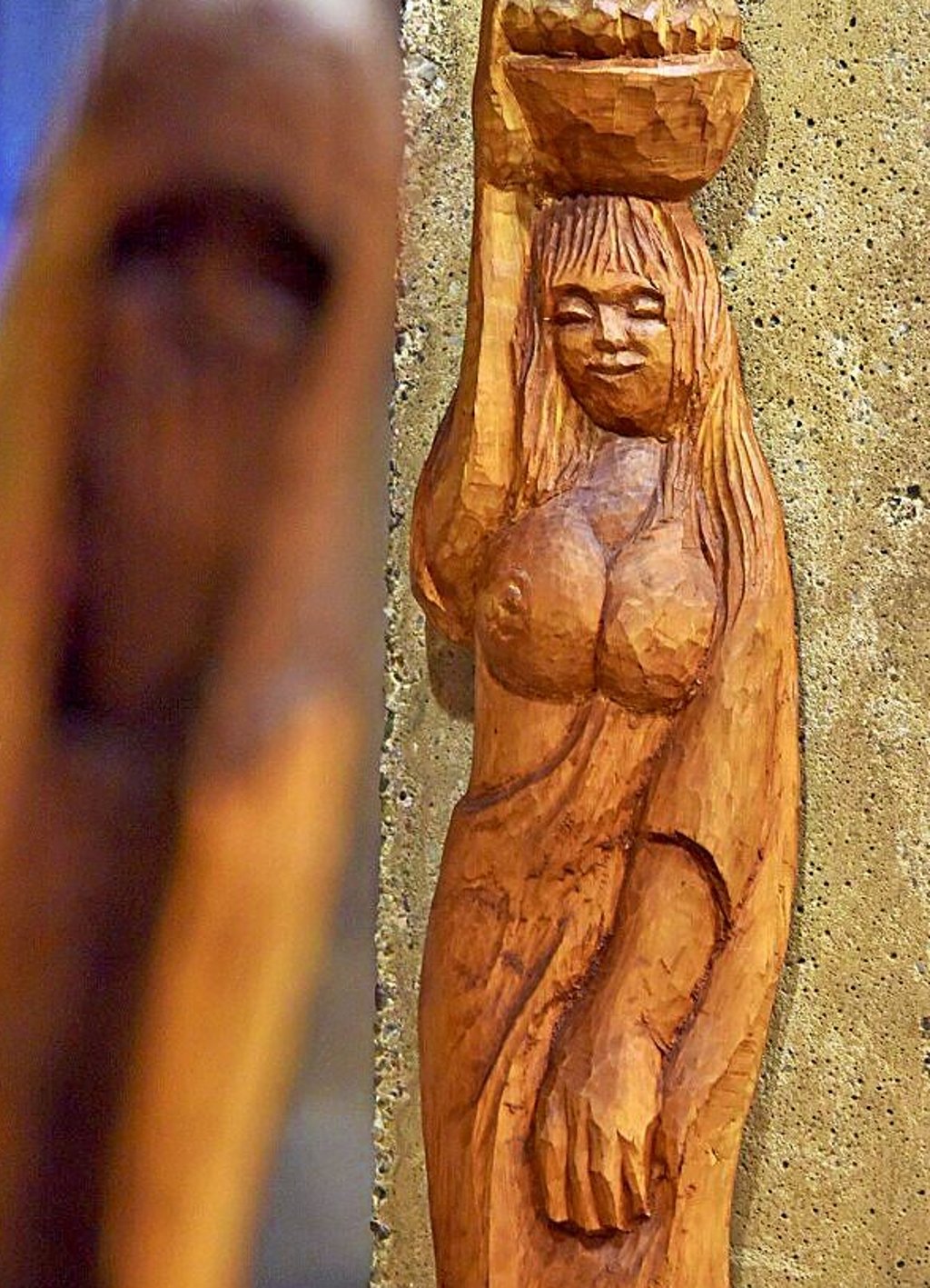 ?Frau mit Krug auf dem Kopf? - eine der Holzskulpturen, die zu sehen sind.