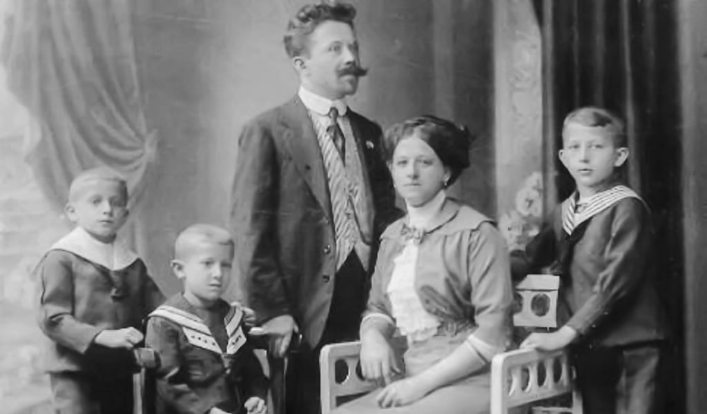 Franz Kojetinsky mit seiner ersten Frau und den drei Söhnen - vermutlich in den 1920er Jahren