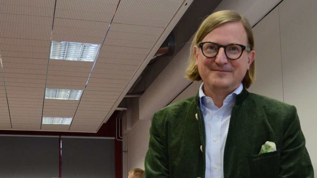 Martin Sobczyk, Geschäftsführer von Krebs & Aulich in Wernigerode, mit einem neu entwickelten Elektromotor seiner Firma.