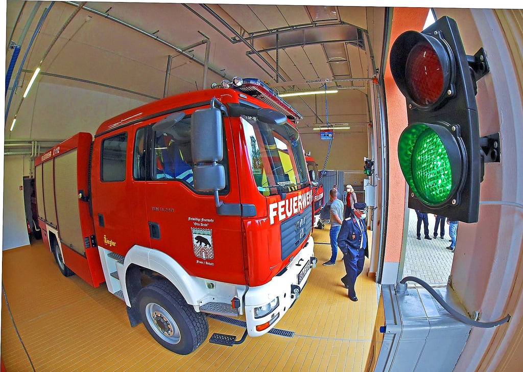 Offiziell wurde das Froser Feuerwehrdepot schon übergeben. Nun dürfen es sich auch die Bürger anschauen.