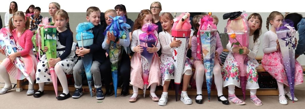 Die Beginner der Lerngruppe 4 der Grundschule ?Albert Klaus? haben ihre Zuckertüten erhalten und freuen sich nun auf ihre Familien und einen schönen Tag, bei dem sie im Mittelpunkt stehen werden. Insgesamt wurden 32 Jungen und Mädchen feierlich eingeschult und gehören nun vier Jahre lang zur 130-köpfigen Schülerschar von Badersleben.