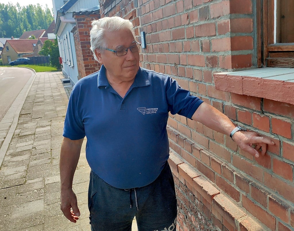 Volker Gerecke befürchtet, dass durch die Fahrzeuge, die zu schnell über die Umleitungsstrecke fahren, die Schäden am Haus größer werden. Er wünscht sich, dass bei künftigen Umleitungen mehr kontrolliert wird.