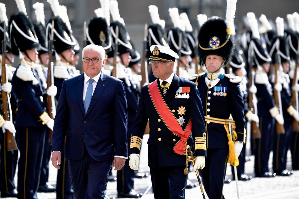 Bundespräsident Frank-Walter Steinmeier (l.) und König Carl XVI. Gustaf von Schweden während der Begrüßungszeremonie.