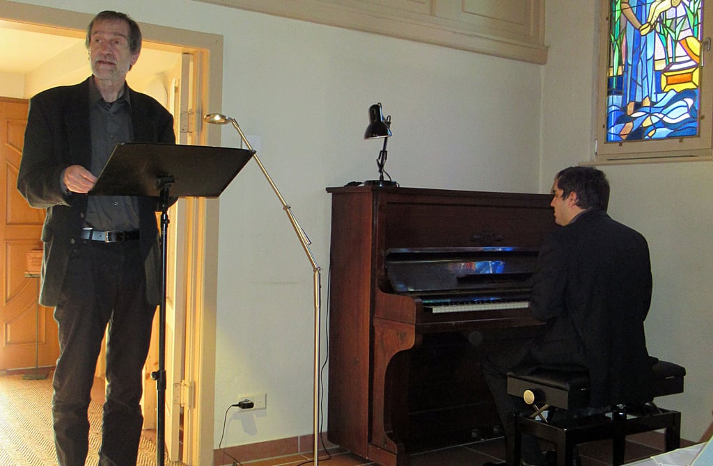 Burkhard Engel (l.) vom Cantaton Theater und Pianist Martin Engel unterhalten mit ihrem Programm ?Reisebilder? das Publikum in der Wieglitzer Kirche.