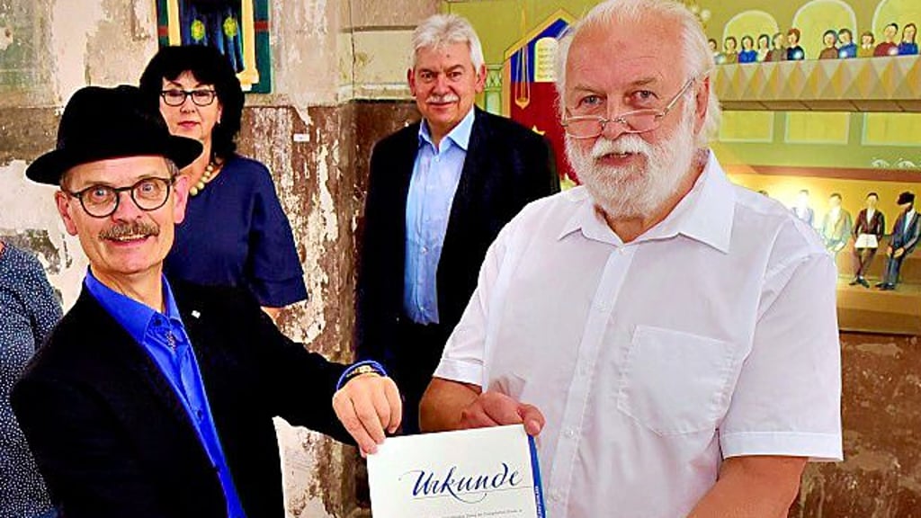 Regionalbischof Christoph Hackbeil (l.) und Vereinsvorsitzender Rüdiger Seidel in der Synagoge
