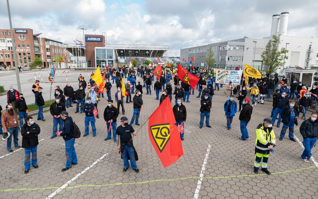 Airbus-Beschäftigte in Hamburg-Finkenwerder demonstrieren im Mai 2021 vor den Toren des Werksgeländes. Die Verhandlungen zwischen Airbus und der IG Metall über den seit Monaten umstrittenen Konzernumbau gehen in die zweite Runde.