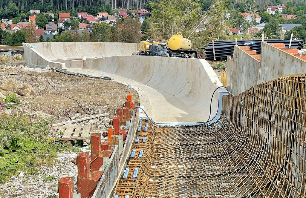Sanierung und Umbau der Rennrodelbahn am Schierker Barenberg sind zu 80 Prozent geschafft: Noch müssen einige Betonarbeiten erledigt werden.