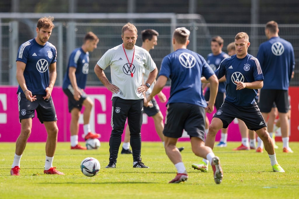 Bundestrainer Hansi Flick (M.) muss seine Startelf für das Spiel in Island um bauen.