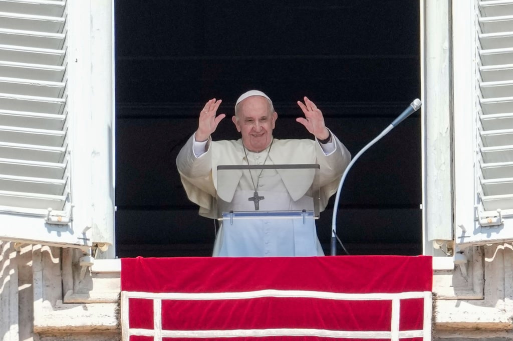 Papst Franziskus grüßt Menschen auf dem Petersplatz.