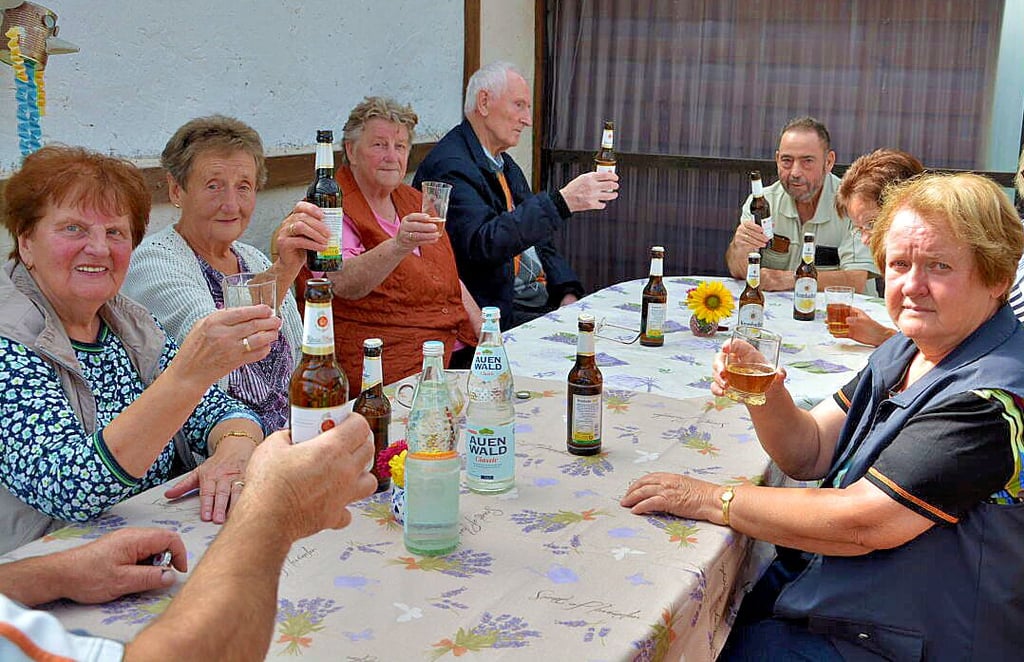 ?Prost? hieß es am Montag beim ersten Treffen der Jahrstedter Senioren seit März 2020.