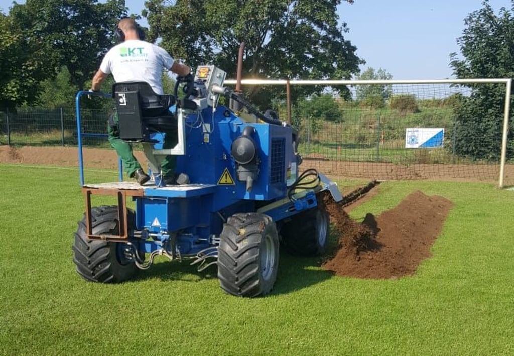Mit einer Grabenfräse wurden auf dem Fußballplatz des Sportvereins "Blau-weiß Jersleben" die Kanäle für die Wasserrohre ausgehoben.