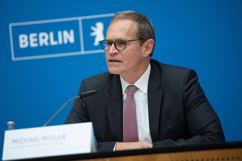 Michael Müller (SPD), Regierender Bürgermeister von Berlin, spricht bei einer Pressekonferenz.