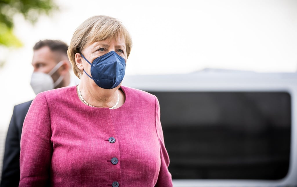 Bundeskanzlerin Angela Merkel kommt zur Unionsfraktionssitzung am Bundestag an.