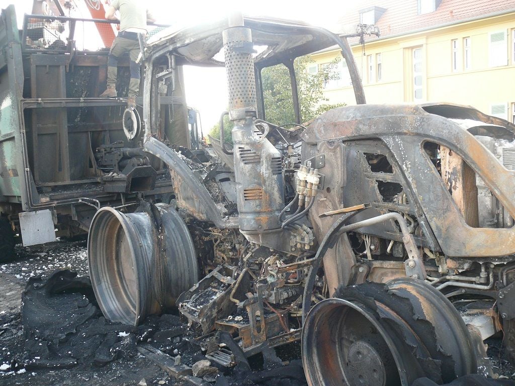 Ein Traktor mit samt seinem Anhänger hat gestern (6. Septemer) gegen 14.20 Uhr in Seehausen (Ortsteil der Stadt Wanzleben) auf der B246 angefangen zu brennen.